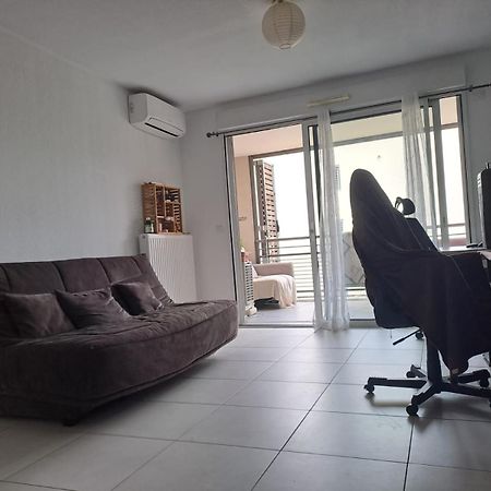 Appartement T2 Avec Terrasse, 5 Min De La Plage Frejus Bagian luar foto